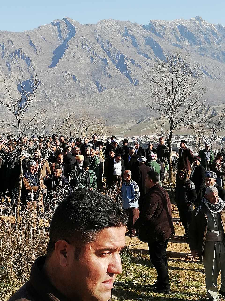 به‌ وێنه‌.. له‌ دێره‌لووك مه‌راسيمى به‌خاكسپاردنى ته‌رمى دوو شه‌هيدى بۆردومانه‌كانى توركيا به‌ڕێوه‌ده‌چێت